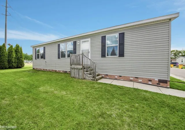 Homes for sale in Macomb, MI | 17128 Scarborough Dr, Macomb, MI 48044 | MLS# 58050209384