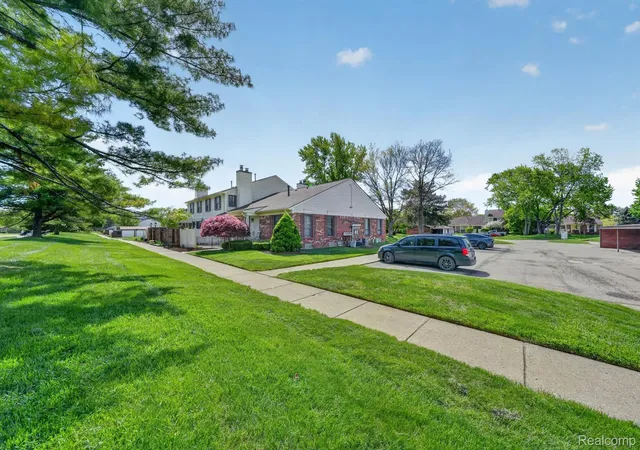 Listing Photo 2 - Condo for sale in building located at 38969 Golfview Dr W, Clinton Township, MI 48038