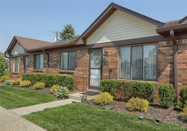 Listing Photo 2 - Condo for sale in building located at 30784 Quinkert St, Roseville, MI 48066