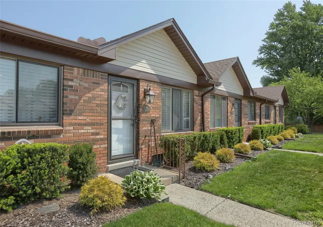Listing Photo 3 - Condo for sale in building located at 30784 Quinkert St, Roseville, MI 48066