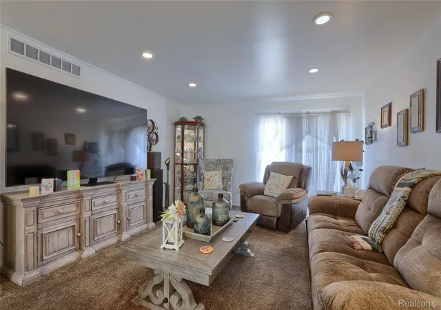 Listing Photo 5 - Condo for sale in building located at 30784 Quinkert St, Roseville, MI 48066
