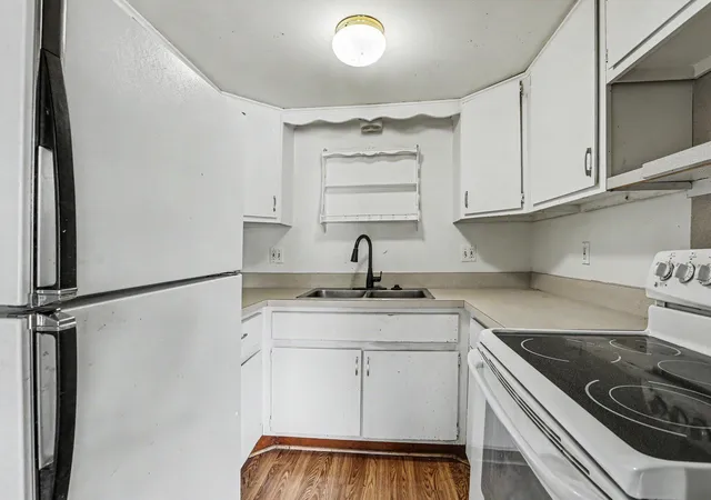 Listing Photo 5 - Condo for sale in building located at 25176 Potomac Dr, South Lyon, MI 48178 - Unit #2