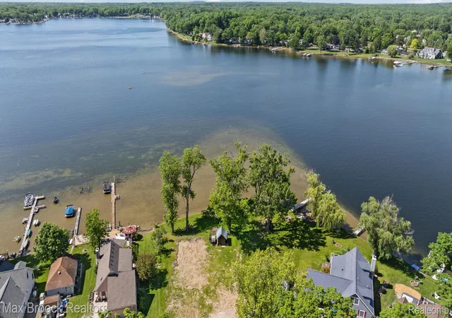 Photo 2 of Single family home for sale at 5338 Wildwood Dr, Howell, MI 48843 | MLS# 20261039594 | Listing updated on 2026-06-21