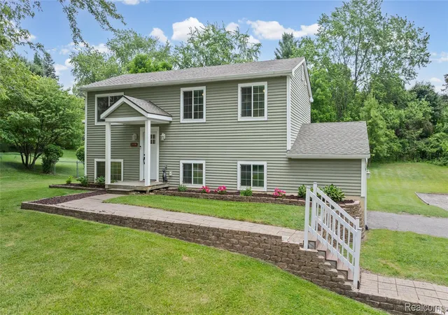 Photo 1 of Sale Pending at 2904 Sun Ter Dr, Hartland, MI 48353 | MLS# 20261039610 | Listing updated on 2026-06-14