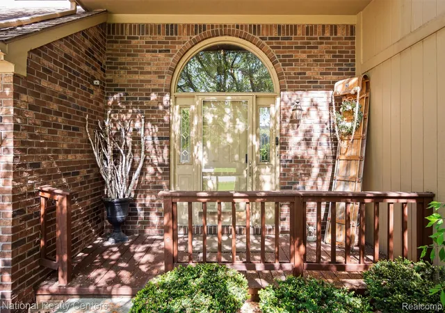 Listing Photo 4 - Condo for sale in building located at 2203 Rochelle Park Dr, Rochester Hills, MI 48309