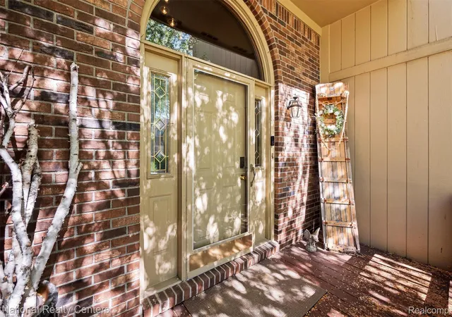 Listing Photo 5 - Condo for sale in building located at 2203 Rochelle Park Dr, Rochester Hills, MI 48309
