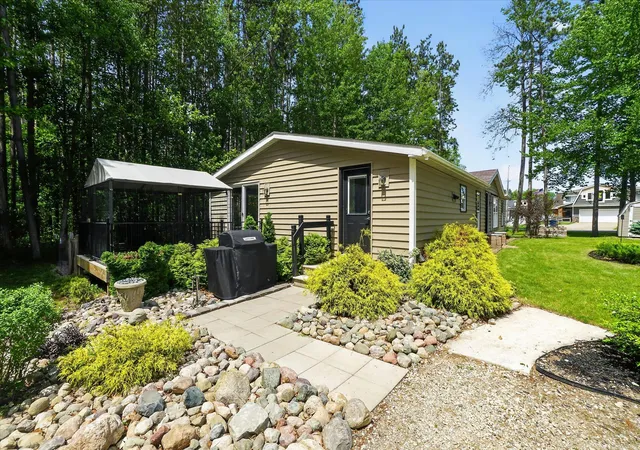 Photo 4 of Single family home for sale at 8653 Cochise Dr, Howard City, MI 49329 | MLS# 72026025956 | Listing updated on 2026-06-09