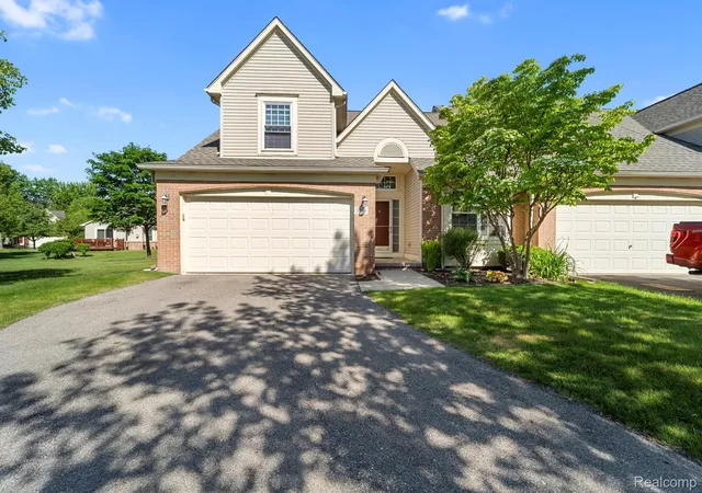 Listing Photo 1 - Condo for sale in building located at 5514 Greenway Dr, Trenton, MI 48183