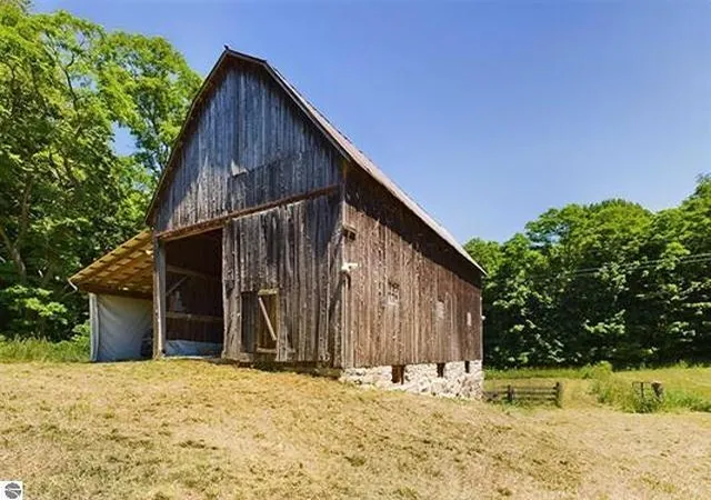 3rd image of 7699 Benzie Hwy, Joyfield Township Benzie, MI 49616 | MLS# 78080066756