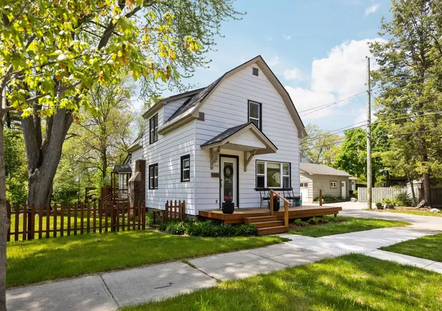 1st image of 314 Barlow St, Traverse City, MI 49686 | MLS# 78080069017