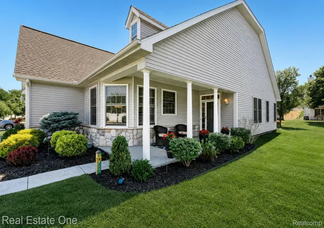 Listing Photo 3 - Condo for sale in building located at 3580 Riverside Dr, Auburn Hills, MI 48326