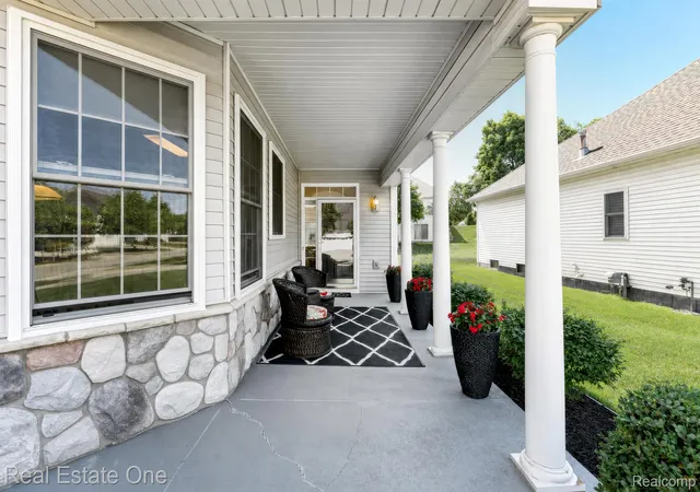 Listing Photo 4 - Condo for sale in building located at 3580 Riverside Dr, Auburn Hills, MI 48326
