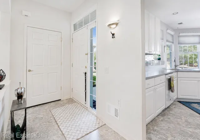 Listing Photo 5 - Condo for sale in building located at 3580 Riverside Dr, Auburn Hills, MI 48326