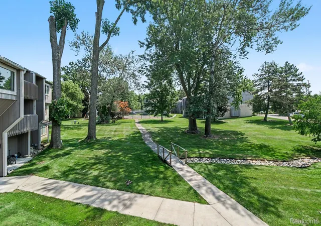 Listing Photo 2 - Condo for sale in building located at 29890 W 12 Mile Rd Rd E, Farmington Hills, MI 48334 - Unit #907