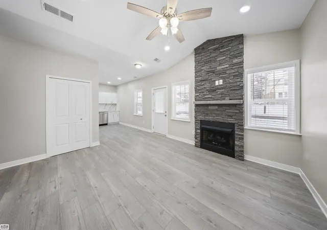Photo 4 of Single family home for sale at 403 Voorheis St, Pontiac, MI 48341 | MLS# 58050209593 | Listing updated on 2026-10-28