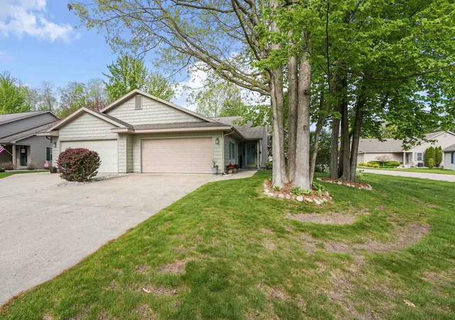 Listing Photo 3 - Condo for sale in building located at 3149 Aspen Blf, Traverse City, MI 49686