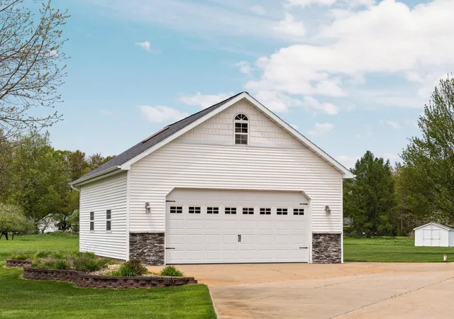 Photo 2 of Single family home for sale at 8480 Farm Ln, Cadillac, MI 49601 | MLS# 78080069030 | Listing updated on 2026-06-03