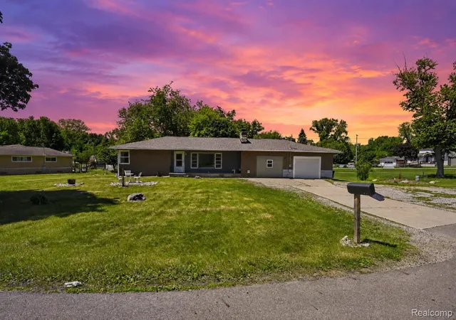 Photo 1 of Sale Pending at 220 Meadow Ln, Jackson, MI 49203 | MLS# 20261039826 | Listing updated on 2026-06-19