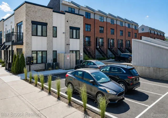 Listing Photo 4 - Condo for sale in building located at 105 N Laurel St, Royal Oak, MI 48067