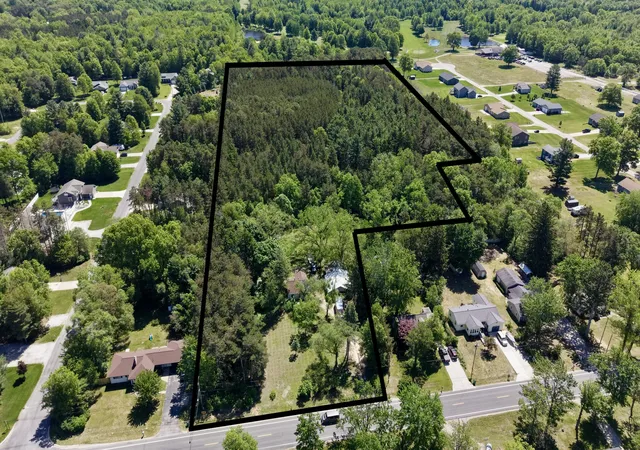 1st image of 4404 S Sheridan Dr, Muskegon, MI 49444 | MLS# 65026026098