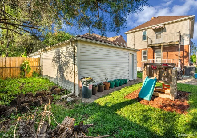 Listing Photo 4 - Condo for sale in building located at 7013 Payne Ave, Dearborn, MI 48126