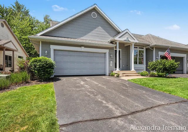 Listing Photo 2 - Condo for sale in building located at 1071 Kensington St NW, Grand Rapids, MI 49534 - Unit #81