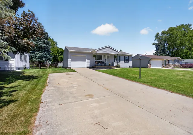 Photo 3 of Single family home for sale at 5650 Poplar Dr, Jackson, MI 49201 | MLS# 55026026157 | Listing updated on 2026-06-08