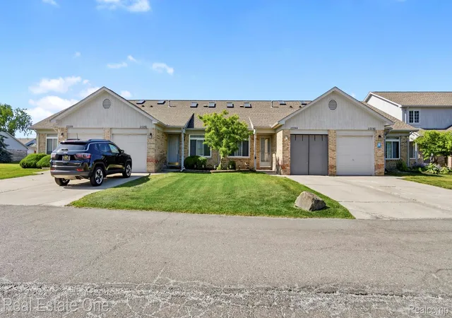 Listing Photo 2 - Condo for sale in building located at 23344 Bunte Ct, Trenton, MI 48183 - Unit #43