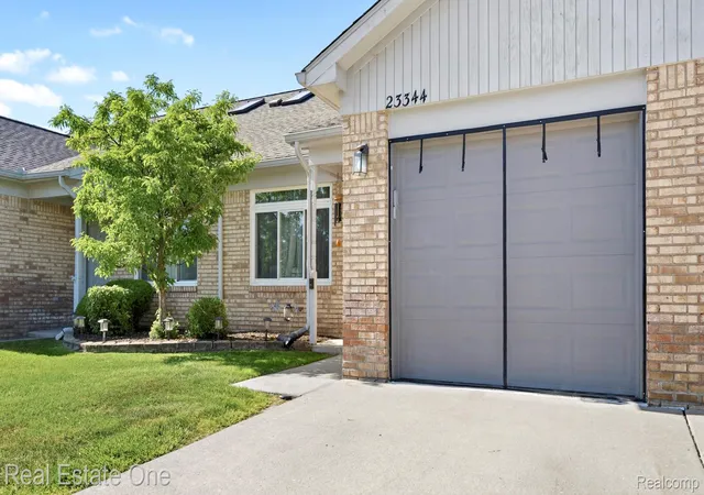 Listing Photo 3 - Condo for sale in building located at 23344 Bunte Ct, Trenton, MI 48183 - Unit #43