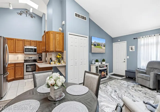 Listing Photo 4 - Condo for sale in building located at 23344 Bunte Ct, Trenton, MI 48183 - Unit #43