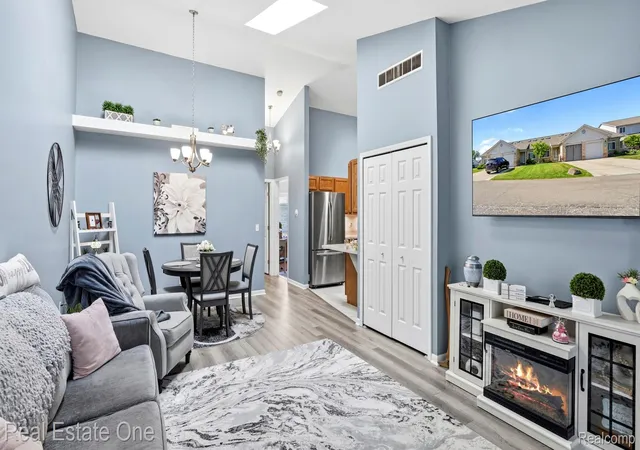 Listing Photo 5 - Condo for sale in building located at 23344 Bunte Ct, Trenton, MI 48183 - Unit #43