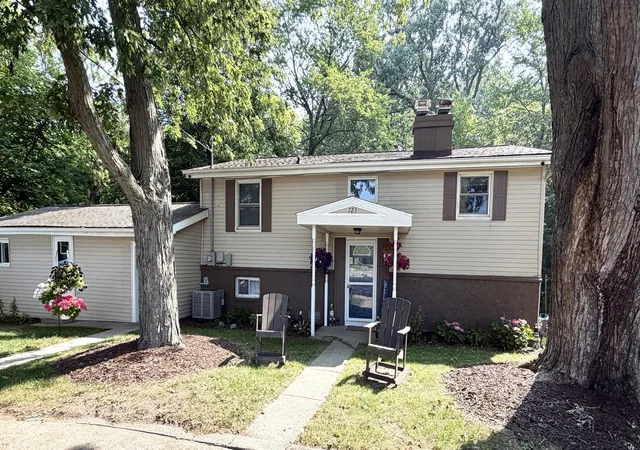 3rd image of 723 Arbor Ct, South Haven, MI 49090 | MLS# 69026026177