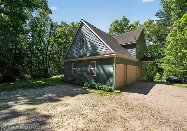 Photo 3 of Single family home for sale at 4053 Rolling Acres Dr, Hartland, MI 48353 | MLS# 20261040059 | Listing updated on 2026-08-29