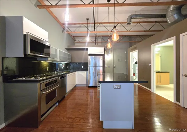 Listing Photo 5 - Condo for sale in building located at 111 N Main St, Royal Oak, MI 48067 - Unit #201