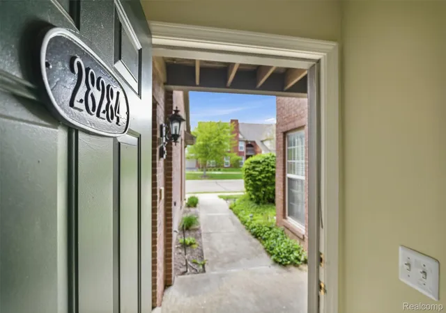 Listing Photo 4 - Condo for sale in building located at 28284 Carlton Wy Dr, Novi, MI 48377