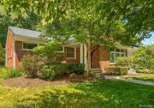 Photo 2 of Single family home for sale at 802 Orchard View Dr, Royal Oak, MI 48073 | MLS# 20261040165 | Listing updated on 2026-06-08