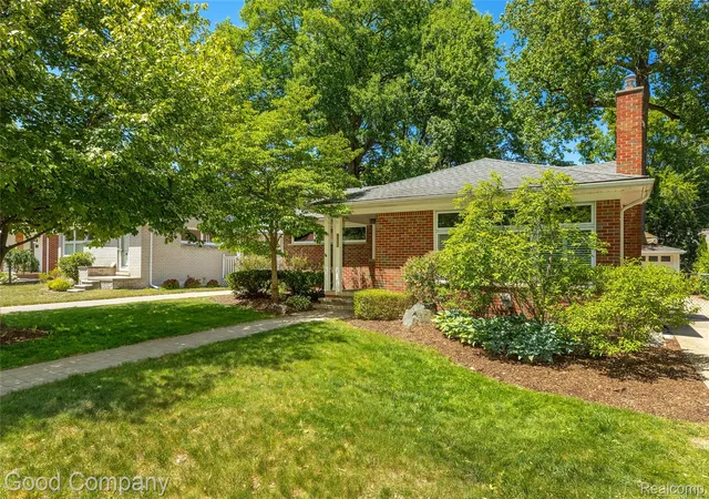 Photo 3 of Single family home for sale at 802 Orchard View Dr, Royal Oak, MI 48073 | MLS# 20261040165 | Listing updated on 2026-06-08