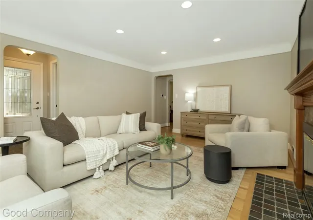 Photo 4 of Single family home for sale at 802 Orchard View Dr, Royal Oak, MI 48073 | MLS# 20261040165 | Listing updated on 2026-06-08