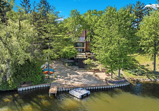 Photo 3 of Mansion for sale at 9220 Creekwood Lake Trl, Grand Blanc, MI 48439 | MLS# 5050209769 | Listing updated on 2026-06-12