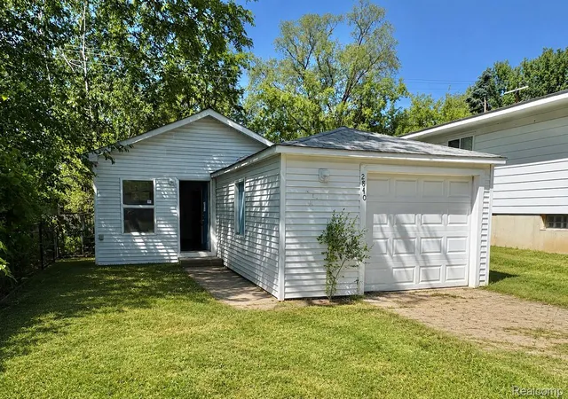Single Family Residence at 2840 Oldsmobile Ave, Waterford, MI 48328 | MLS# 20261040300 | | Sold on 2026-07-21