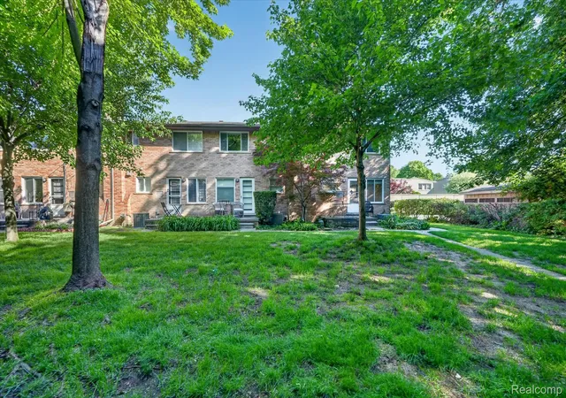 Listing Photo 2 - Condo for sale in building located at 1035 N Old Woodward Ave, Birmingham, MI 48009 - Unit #1