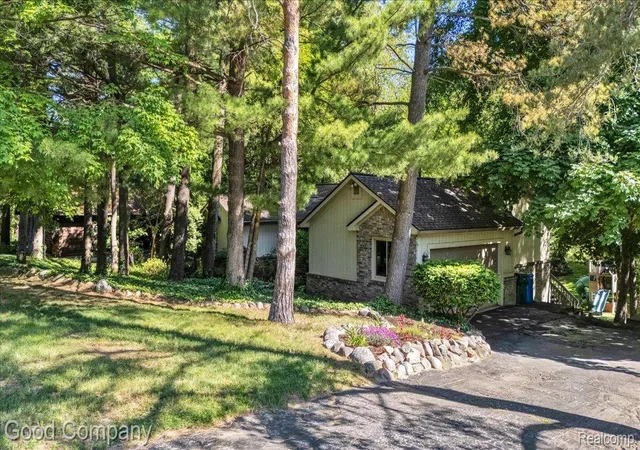 Photo 1 of Sale Pending at 5504 Starwood Dr, Commerce Township, MI 48382 | MLS# 20261040332 | Listing updated on 2026-06-08