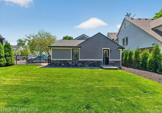 39th image of 810 Harmon St, Birmingham, MI 48009 | MLS# 20261040340