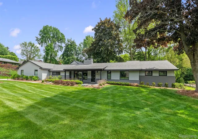 Photo 2 of Single family home for sale at 3885 Oakland Dr, Bloomfield Hills, MI 48301 | MLS# 20261040362 | Listing updated on 2026-06-09