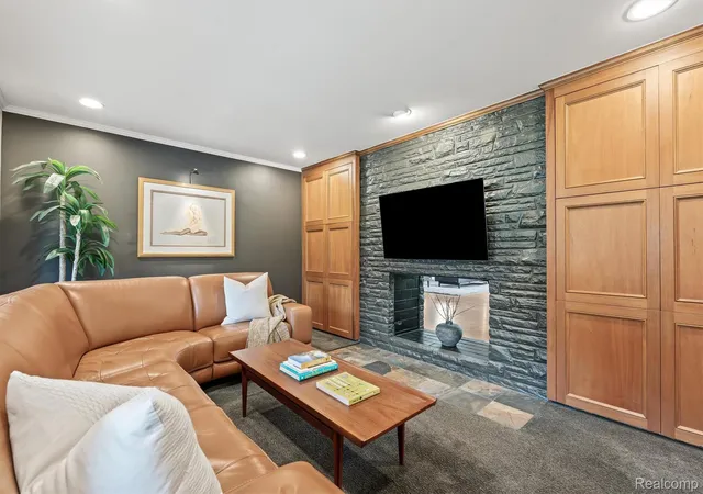 Photo 4 of Single family home for sale at 3885 Oakland Dr, Bloomfield Hills, MI 48301 | MLS# 20261040362 | Listing updated on 2026-06-09