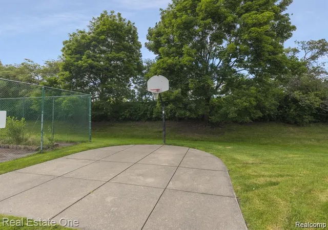 Homes for sale in Farmington Hills City Oakland, MI | 30450 Orchard Lake Road, Farmington Hills City Oakland, MI 48334 | Houzeo