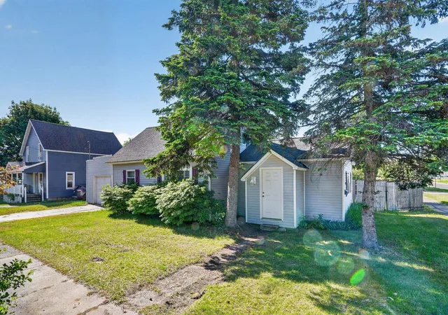 Photo 3 of Single family home for sale at 932 Farrar St, Cadillac, MI 49601 | MLS# 78080069101 | Listing updated on 2026-06-05
