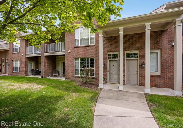 Homes for sale in Walled Lake, MI | 4104 Chesapeake Cir, Walled Lake, MI 48390