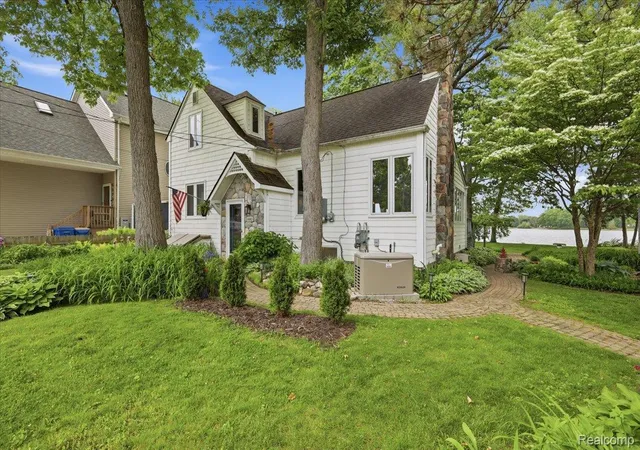 2nd image of 6880 Forestlawn Ct, Waterford, MI 48327 | MLS# 20261040408