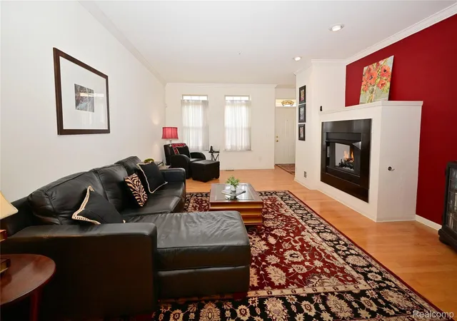 Listing Photo 5 - Condo for sale in building located at 3263 Camden Dr, Troy, MI 48084